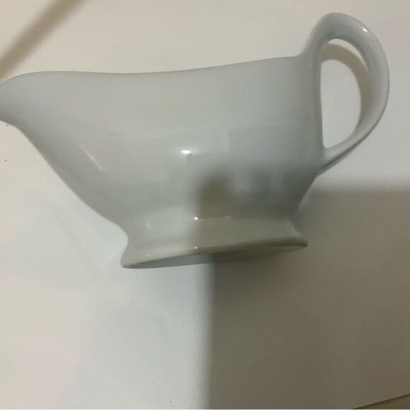 CORDON BLEU GRAVY BOAT CERAMIC WHITE SOLID SERVING HANDLE SPOUT VINTAGE - Picture 6 of 7